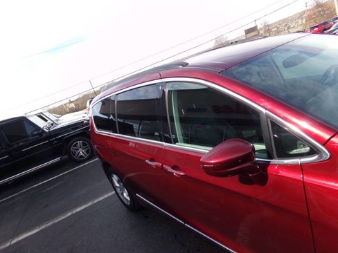 Used 2017 Chrysler Pacifica Touring-L w/ Tire & Wheel Group image 43