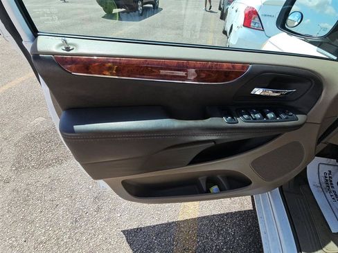 Used 2014 Chrysler Town & Country Touring FWD image 15