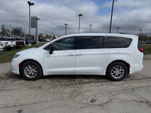 New 2026 Chrysler Pacifica Select FWD image 9