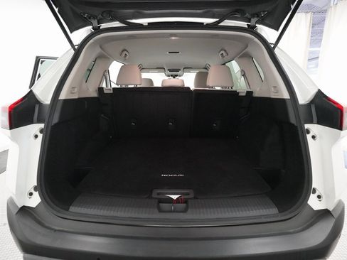 Used 2023 Nissan Rogue SV image 10