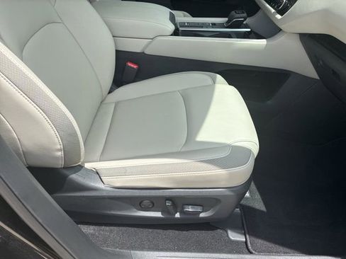 Used 2025 Nissan Pathfinder SL FWD image 11