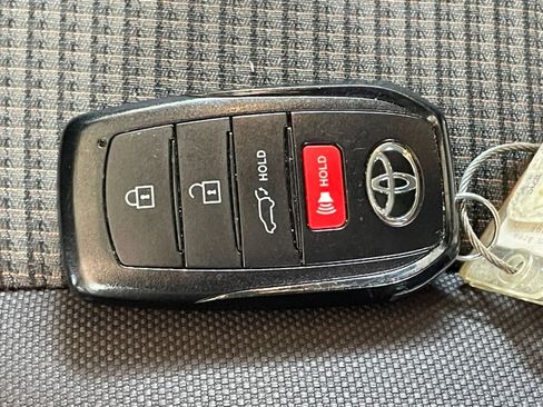 Used 2025 Toyota Highlander LE FWD image 21