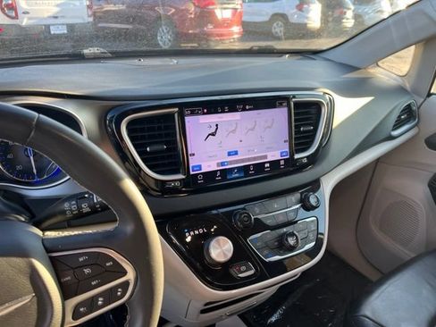 Used 2022 Chrysler Pacifica Touring-L FWD image 25