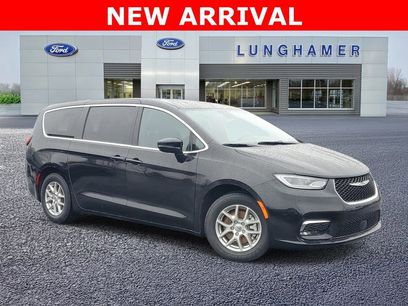 Used 2025 Chrysler Pacifica Select