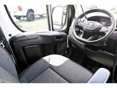 Used 2024 RAM ProMaster 2500 FWD image 6