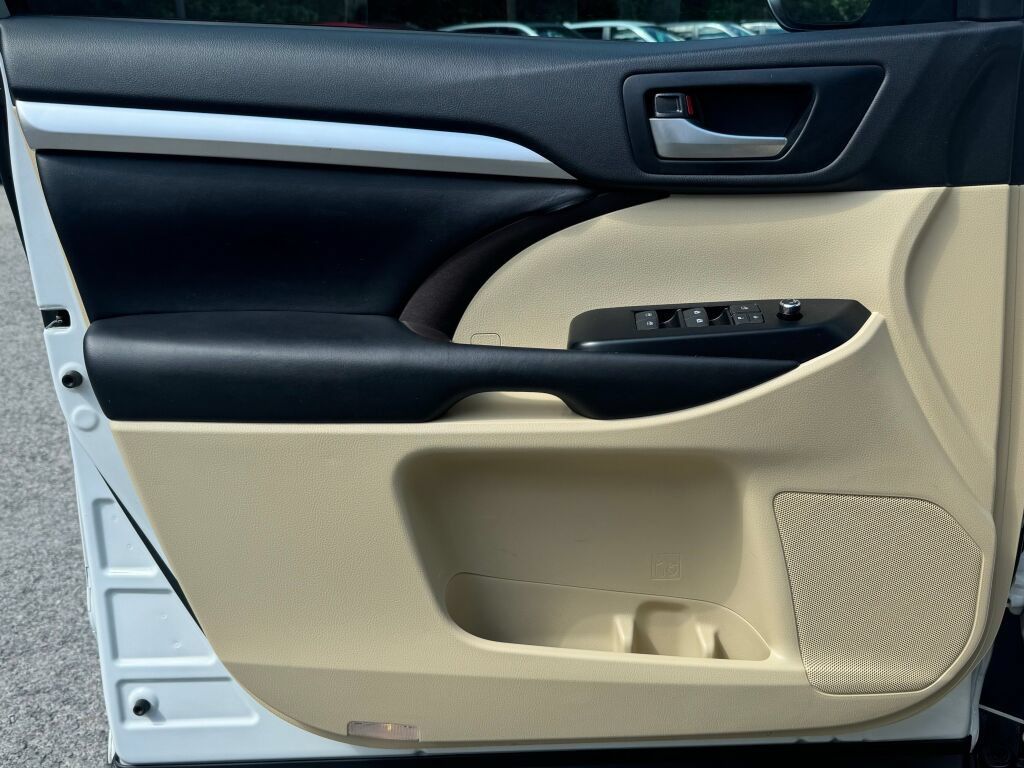 Used 2019 Toyota Highlander XLE AWD/4WD image 14