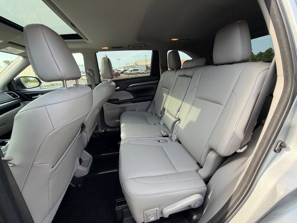 Used 2017 Toyota Highlander Limited AWD/4WD image 26