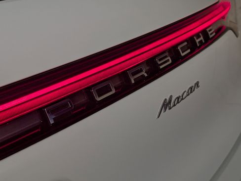Certified 2025 Porsche Macan image 14