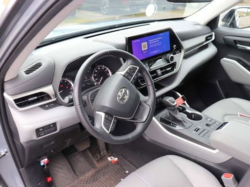 Used 2023 Toyota Highlander XLE image 10