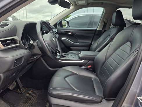 Used 2021 Toyota Highlander XLE FWD image 4