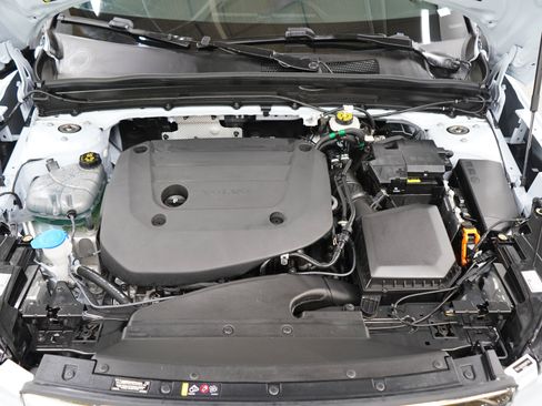 Used 2025 Volvo XC40 B5 Plus AWD/4WD image 30