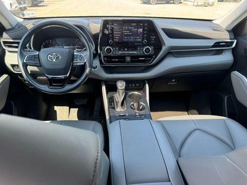 Used 2021 Toyota Highlander XLE AWD/4WD image 9