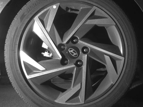 Used 2025 Chevrolet Trax LT FWD image 18