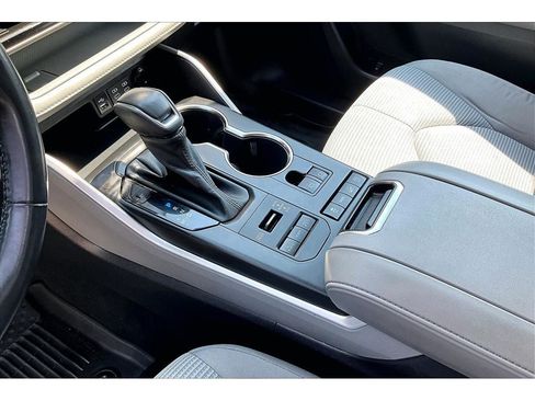 Used 2022 Toyota Highlander LE AWD/4WD image 15