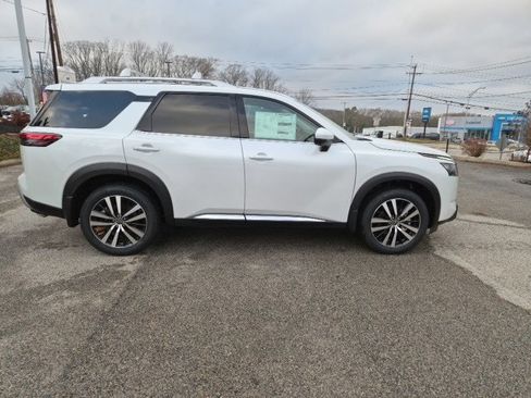 New 2025 Nissan Pathfinder Platinum image 2
