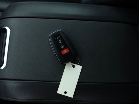 Used 2021 Toyota Highlander XLE AWD/4WD image 61