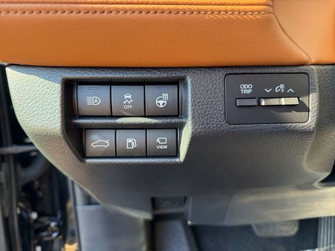 Used 2020 Toyota Avalon Limited image 25