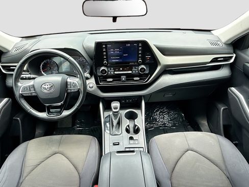 Used 2020 Toyota Highlander LE FWD image 16
