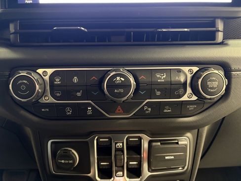 Used 2025 Jeep Gladiator Rubicon image 18