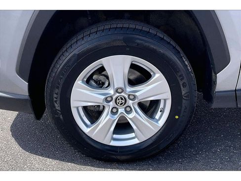 Used 2021 Toyota RAV4 LE AWD/4WD image 10