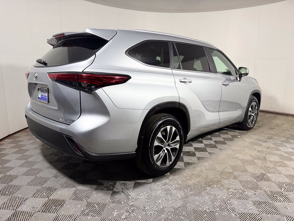 Used 2023 Toyota Highlander XLE AWD/4WD image 7