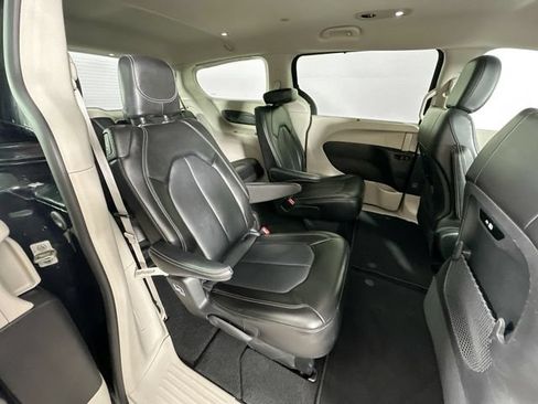 Used 2024 Chrysler Pacifica Touring-L FWD image 28