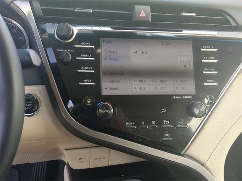 Used 2018 Toyota Camry XLE image 18