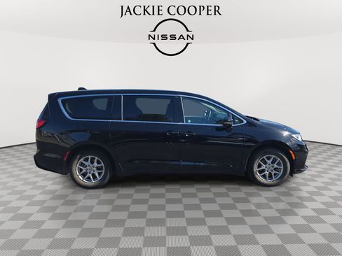 Used 2024 Chrysler Pacifica Touring-L FWD image 4