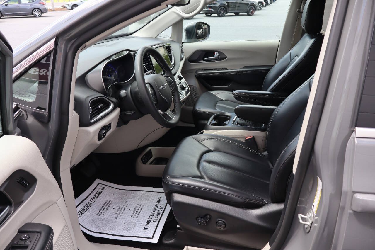 Used 2023 Chrysler Pacifica Touring-L FWD image 6