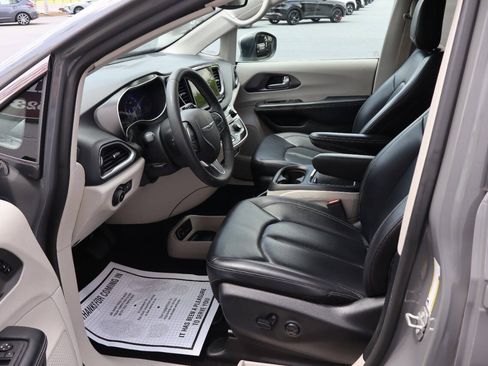 Used 2023 Chrysler Pacifica Touring-L FWD image 6