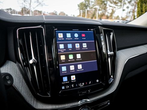 Used 2025 Volvo XC60 B5 Plus image 23