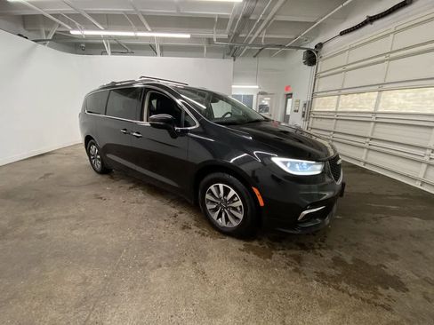 Used 2021 Chrysler Pacifica Touring-L FWD image 8