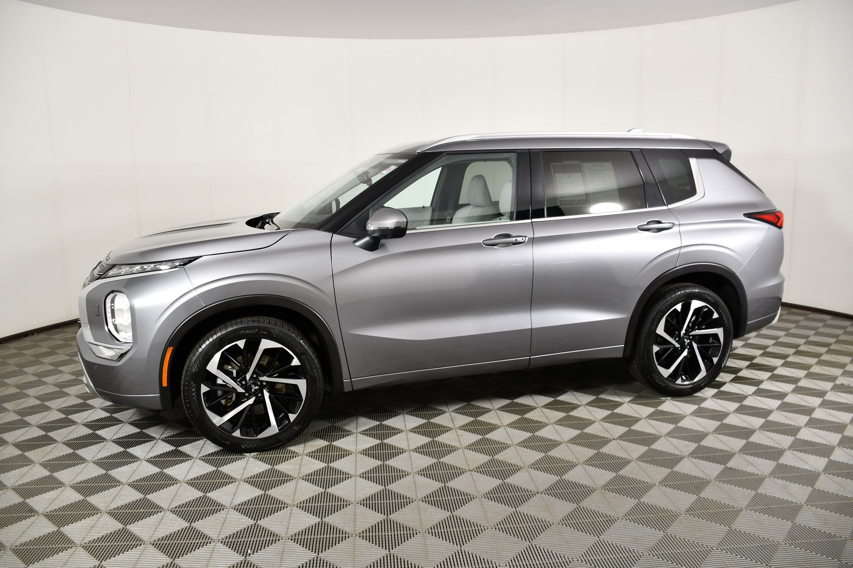 Used 2024 Mitsubishi Outlander SEL AWD/4WD image 9