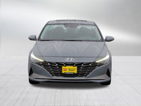 Certified 2022 Hyundai Elantra Limited w/ Preferred Accessory Package image 2