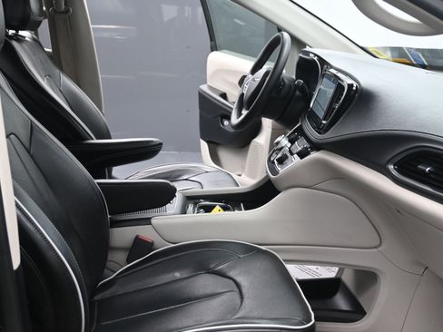 Used 2023 Chrysler Pacifica Limited FWD image 29