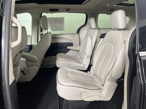 Used 2020 Chrysler Pacifica Limited FWD image 12