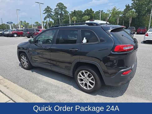 Used 2016 Jeep Cherokee Sport FWD image 5