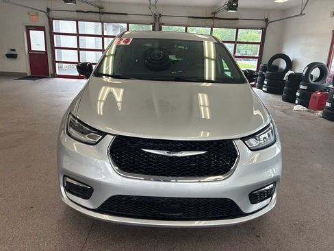 Certified 2024 Chrysler Pacifica Touring-L FWD image 2