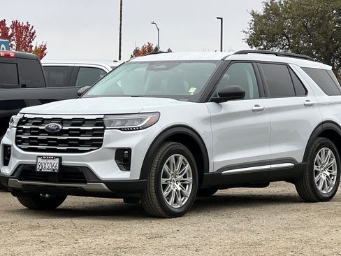 Used 2025 Ford Explorer Active w/ Active Comfort Package image 8