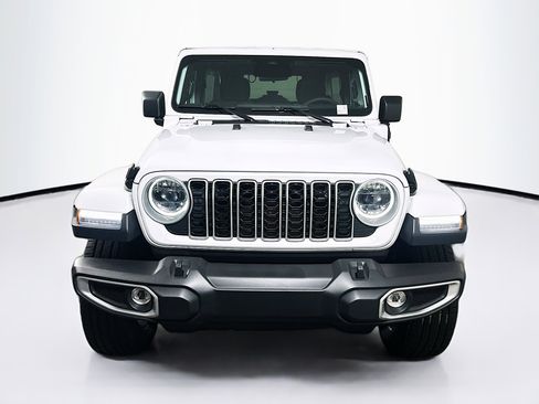 Used 2025 Jeep Wrangler Sahara image 2