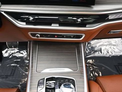 Used 2025 BMW X7 M60i AWD/4WD image 16