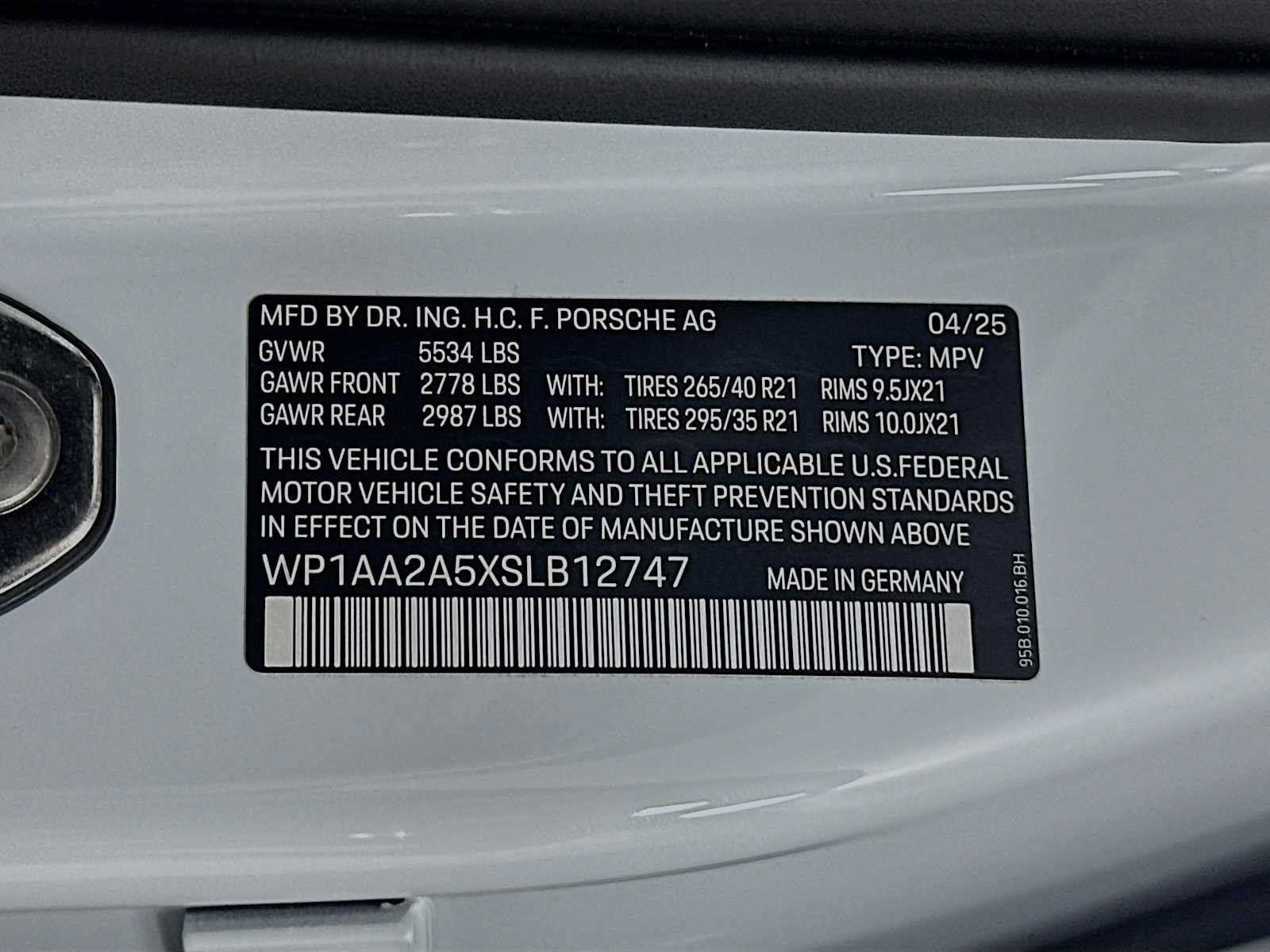 Certified 2025 Porsche Macan AWD/4WD image 34
