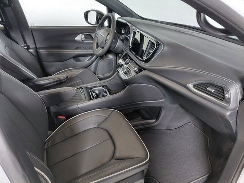 New 2026 Chrysler Pacifica Limited w/ S Appearance Package image 17