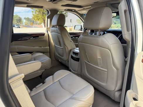 Used 2015 Cadillac Escalade Premium image 28