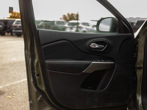 Used 2021 Jeep Cherokee Latitude Lux 80th Anniv w/ Quick Order Package 26U 80TH image 41