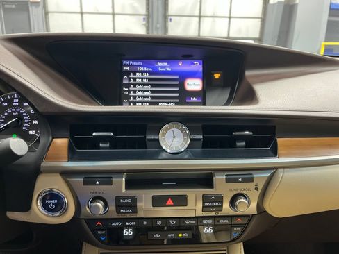 Used 2017 Lexus ES 300h w/ Luxury Package FWD image 30