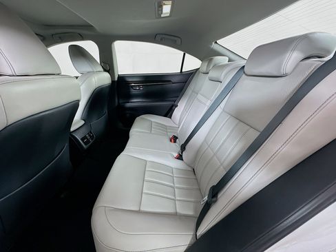 Used 2018 Lexus ES 350 w/ Luxury Package w/Wood Trim FWD image 28