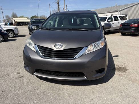 Used 2011 Toyota Sienna LE w/ Towing Pkg image 4