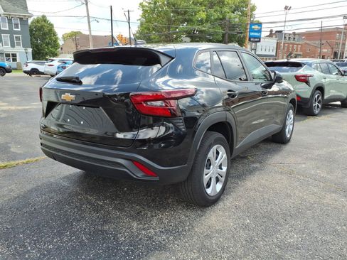 Used 2025 Chevrolet Trax LS FWD image 5