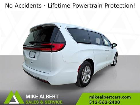 Used 2024 Chrysler Pacifica Touring-L FWD image 7